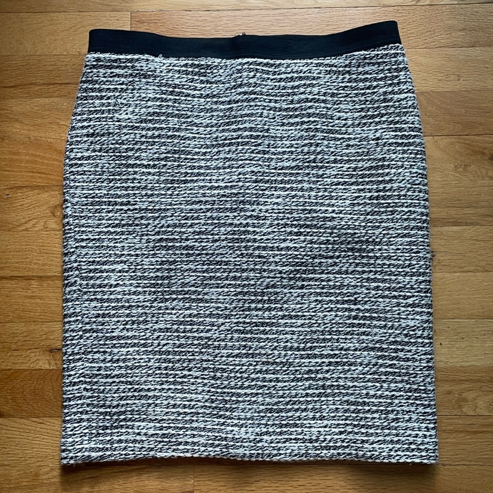 4 for $20 special 
Ann Taylor Loft Size 10 Black & Off White Fully Lined Skirt